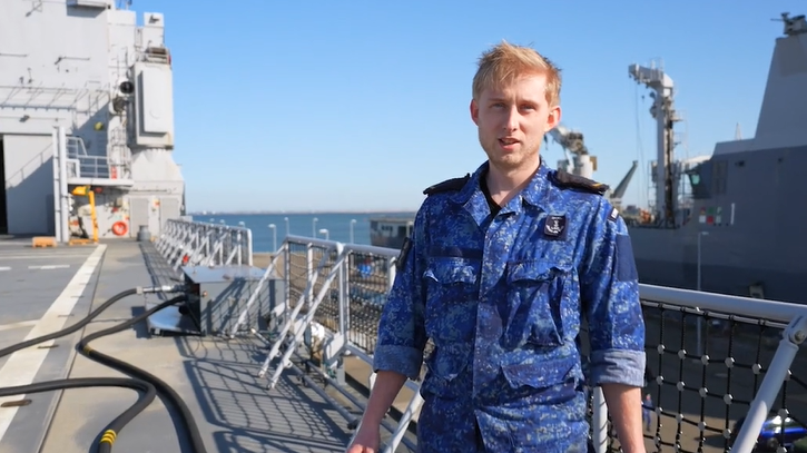 Hoe houd je een marineschip varend? - Defensie