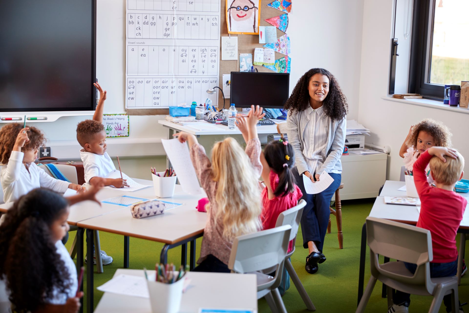 young-female-infant-school-teacher-sitting-on-a-ch-2024-10-19-16-28-54-utc klein.jpg